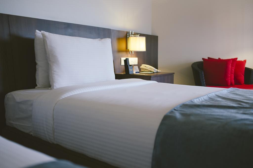 Sand & Sandals Desaru Beach Resort & Spa Eksteriør billede A bed with a telephone