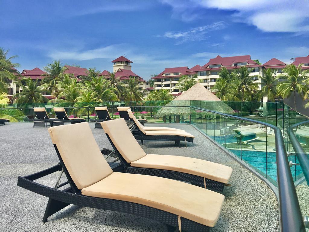 Sand & Sandals Desaru Beach Resort & Spa Eksteriør billede The swimming pool at the resort