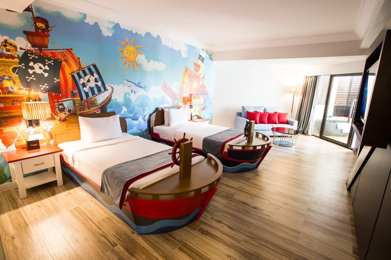 Sand & Sandals Desaru Beach Resort & Spa Eksteriør billede Family room
