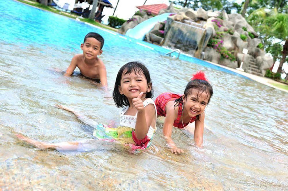 Sand & Sandals Desaru Beach Resort & Spa Eksteriør billede Children playing at a water park
